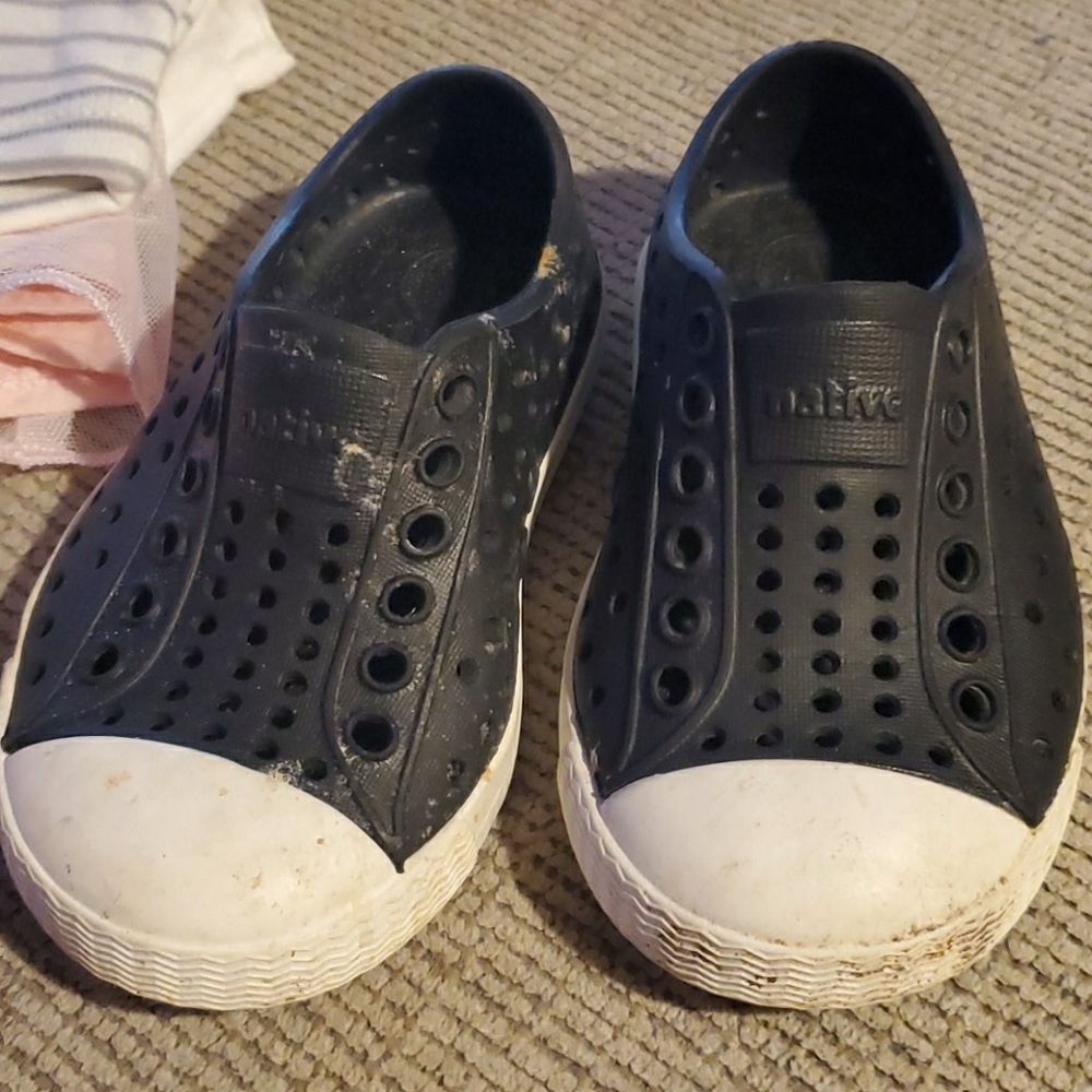 NATIVE SLIP ONS SIZE 5C